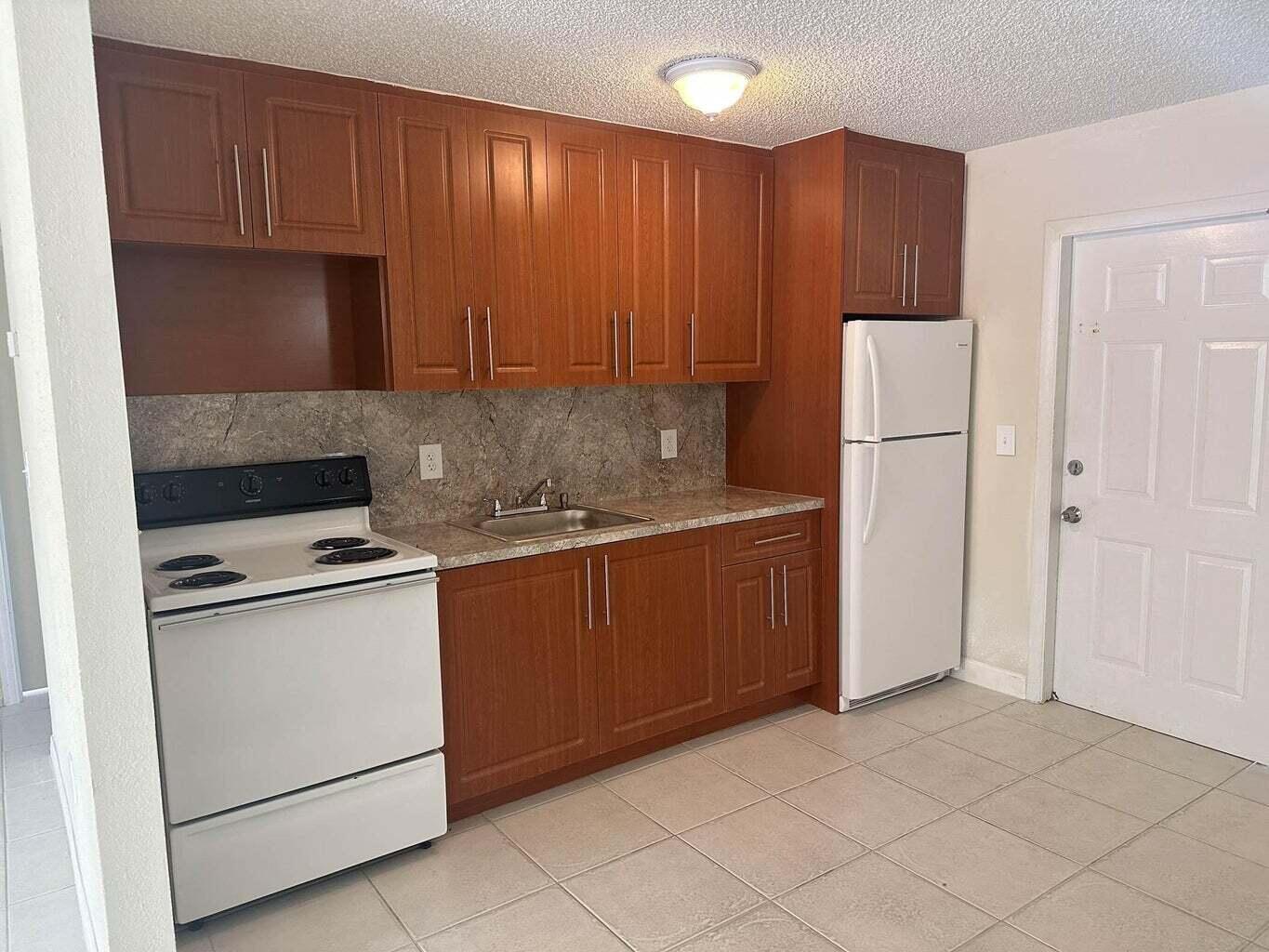 ROYAL PALM ESTATES - Residential Lease