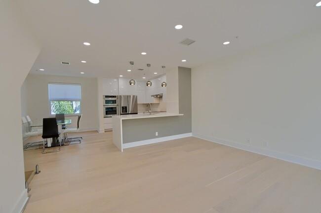 23 NW 4th Avenue