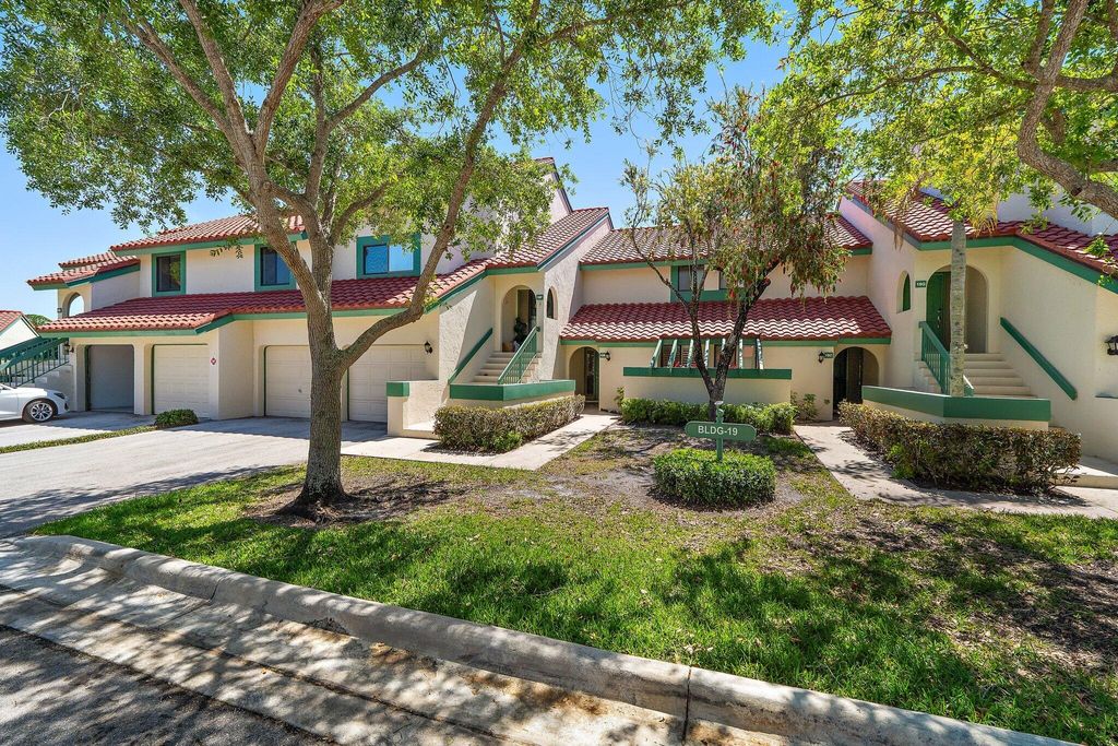 Photo of 19 Lexington Lane W, Palm Beach Gardens, FL 33418 (MLS # B26006574)