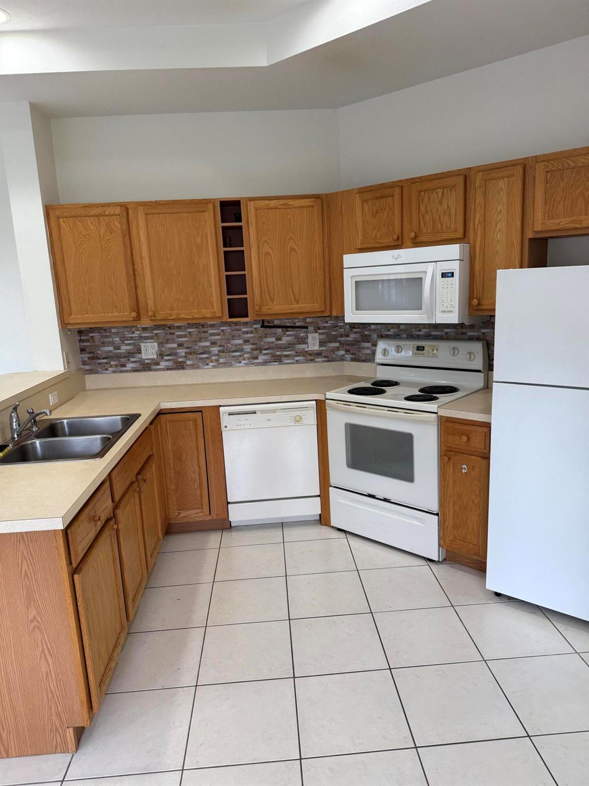CASTLE PINES CONDOMINIUM - Residential Lease