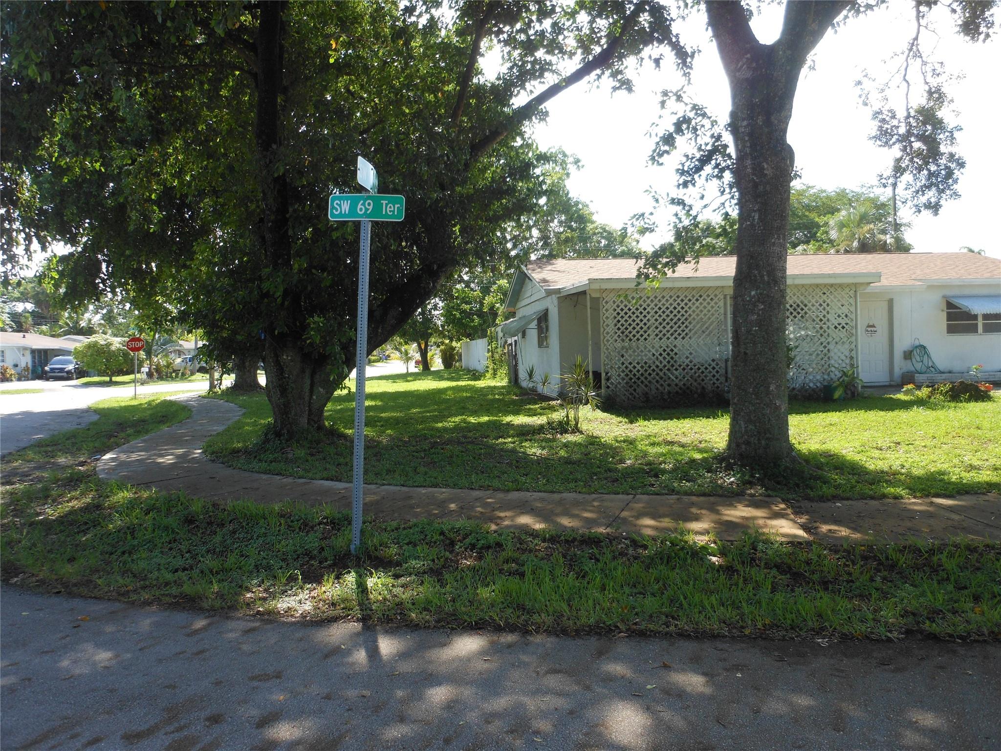 1700 SW 69th Ter