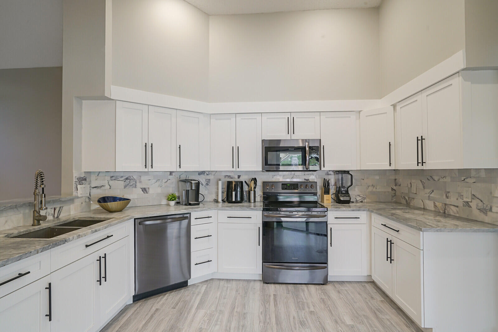 SUGAR POND MANOR OF WELLINGTONLT 17 BLK 77 - Residential Lease