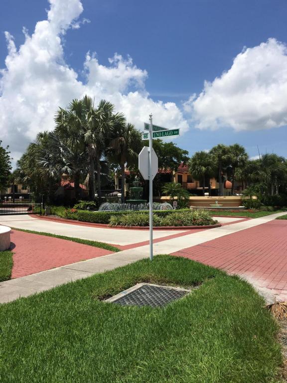 UNO LAGO - Residential Lease