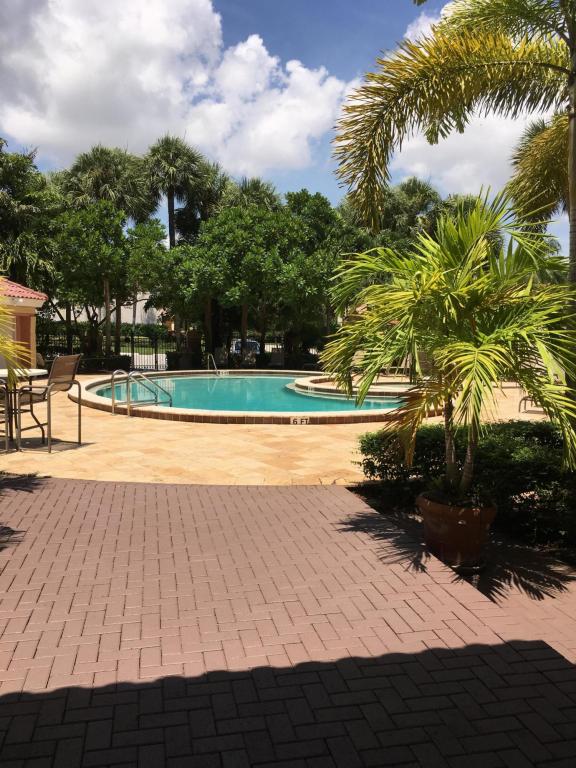 UNO LAGO - Residential Lease