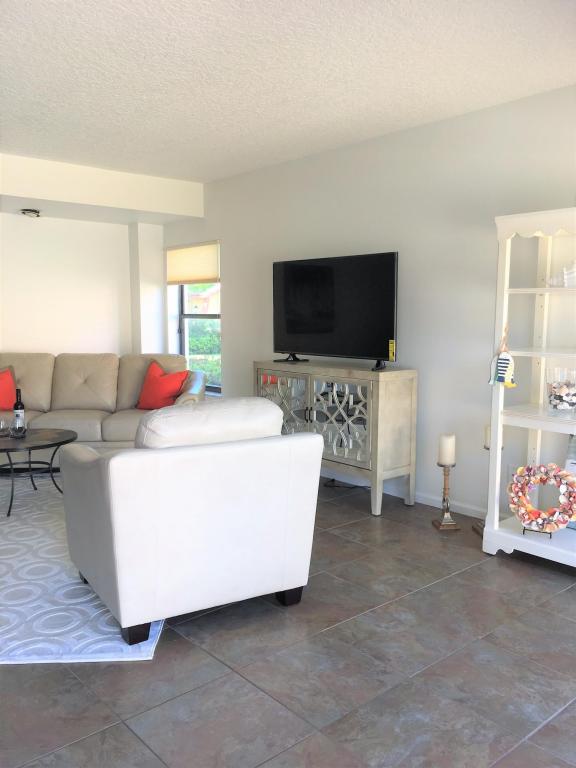 UNO LAGO - Residential Lease