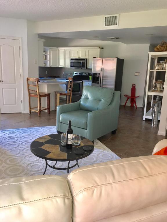 UNO LAGO - Residential Lease