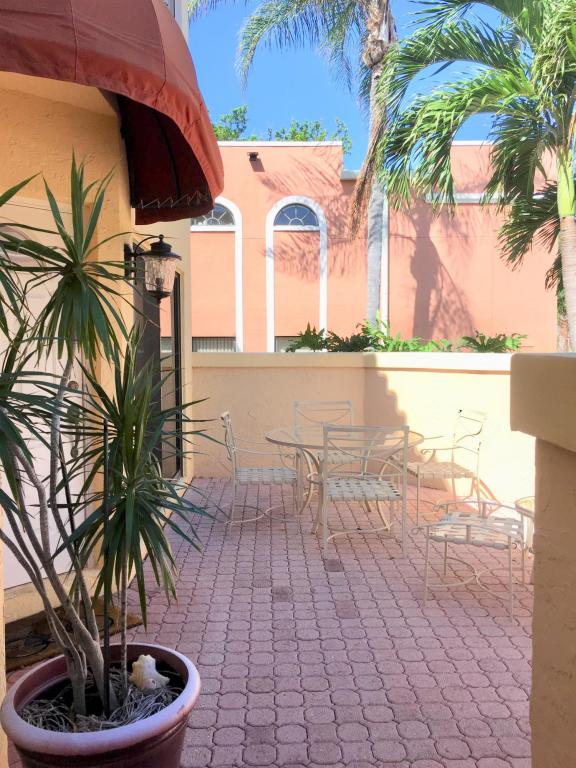 UNO LAGO - Residential Lease