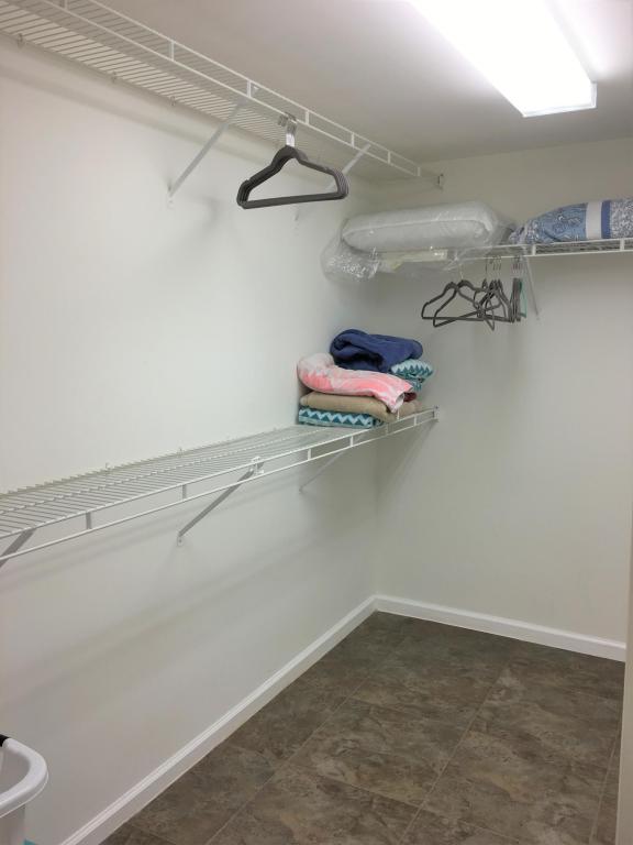 UNO LAGO - Residential Lease