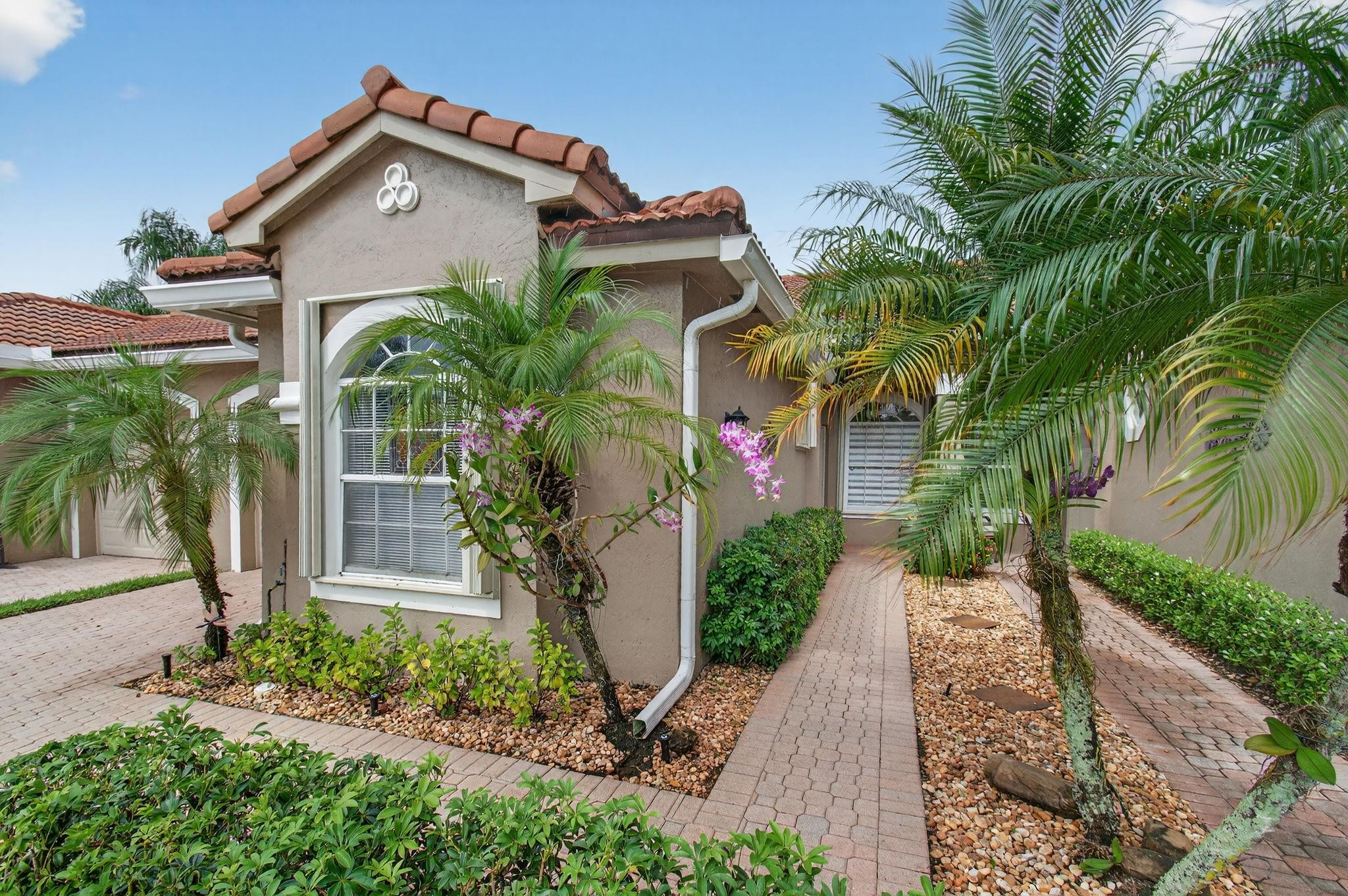 8553 Via Serena 8553