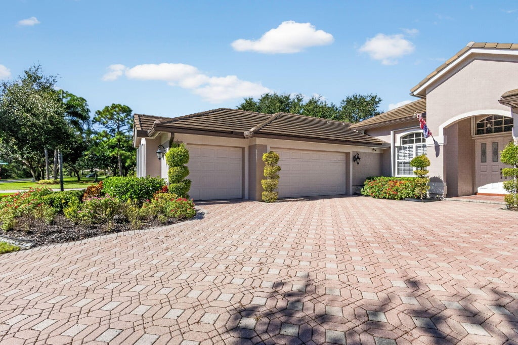 Photo of 11880 TORREYANNA Cir, Palm Beach Gardens, FL 33412 (MLS # B26088194)