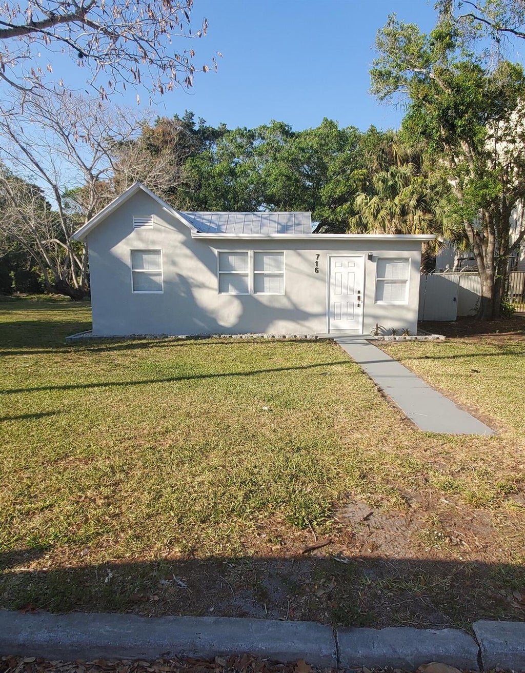 Photo of 716 Citrus Avenue, Fort Pierce, FL 34950 (MLS # R10870019)