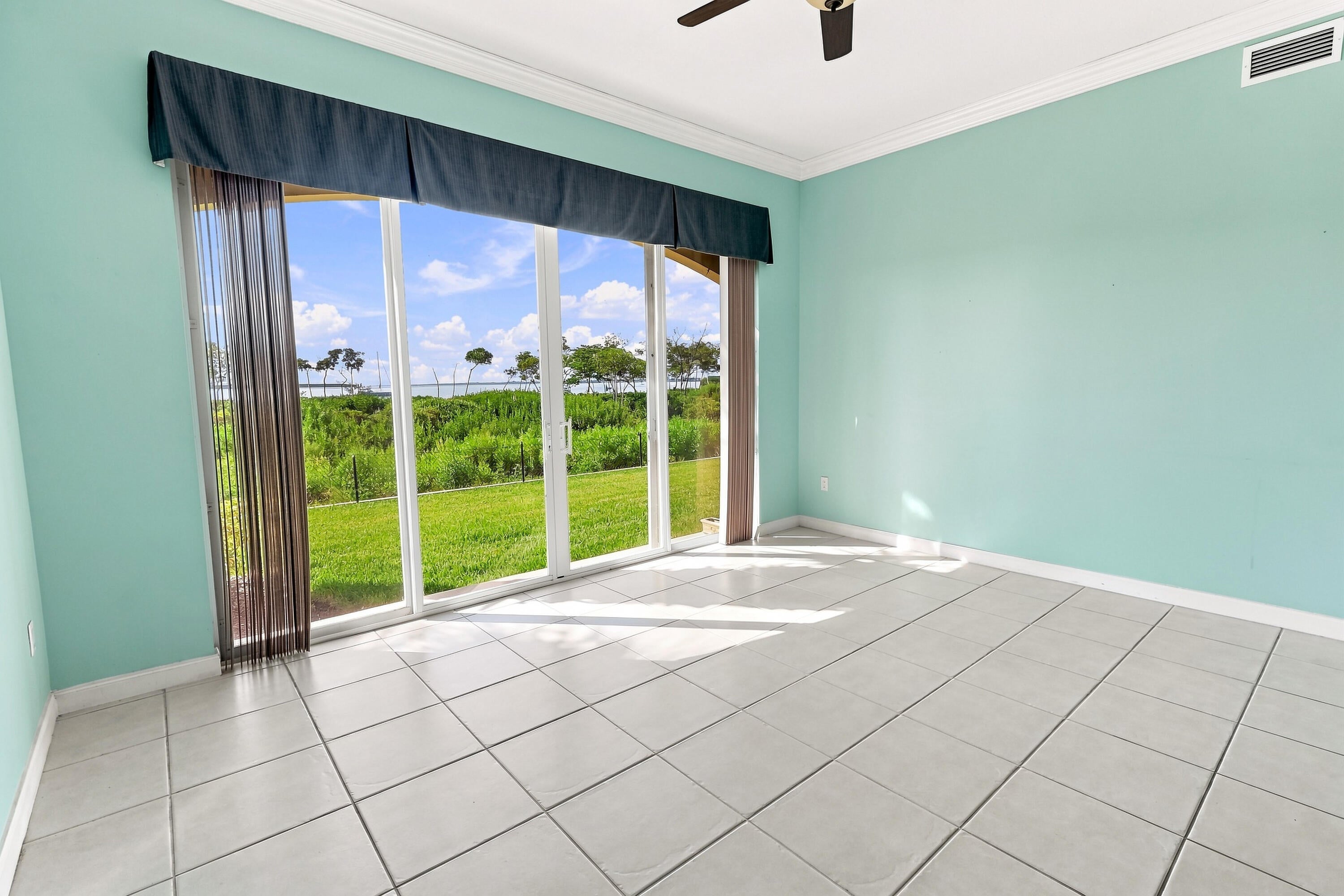 25 HARBOUR ISLE Drive W 104