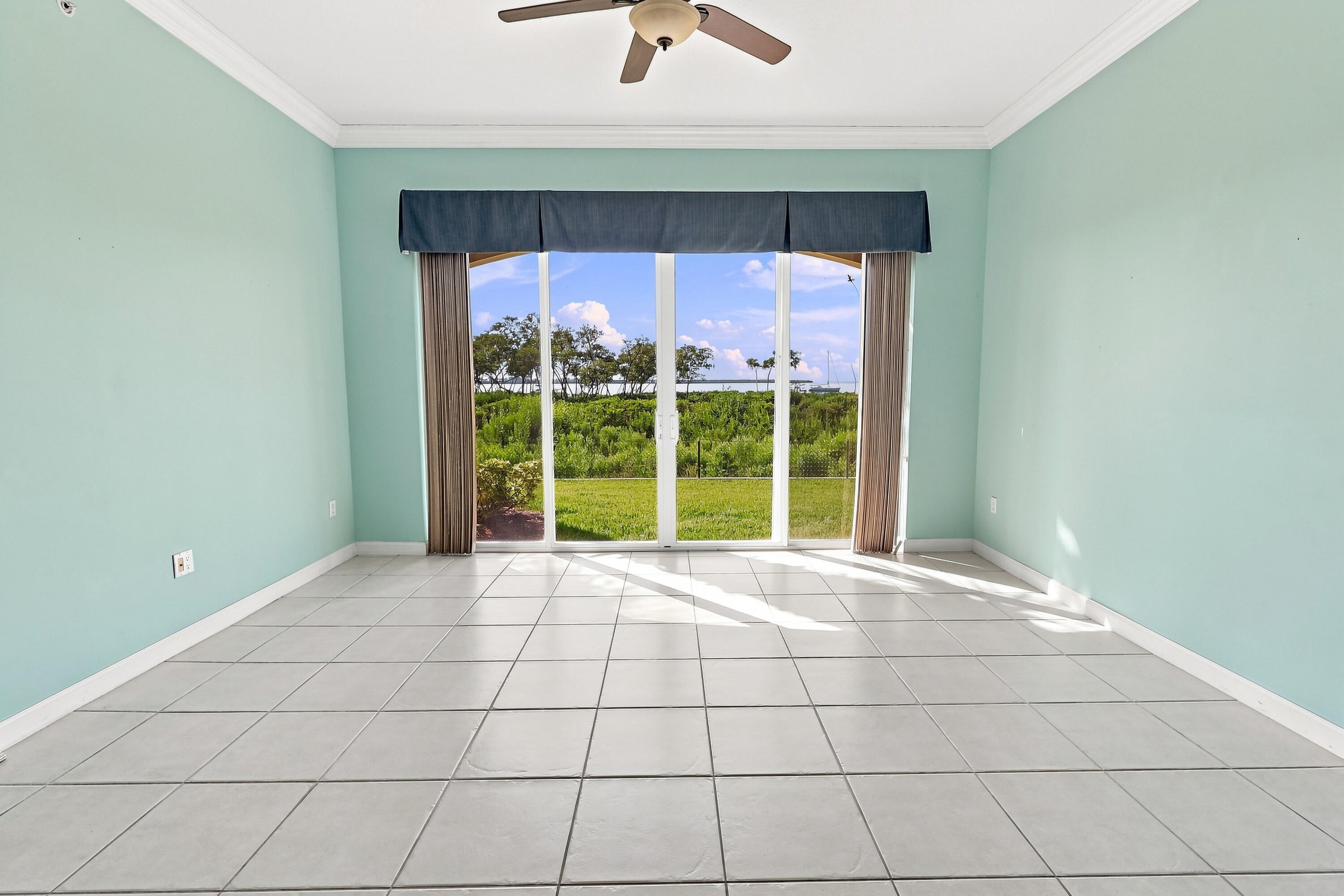 25 HARBOUR ISLE Drive W 104