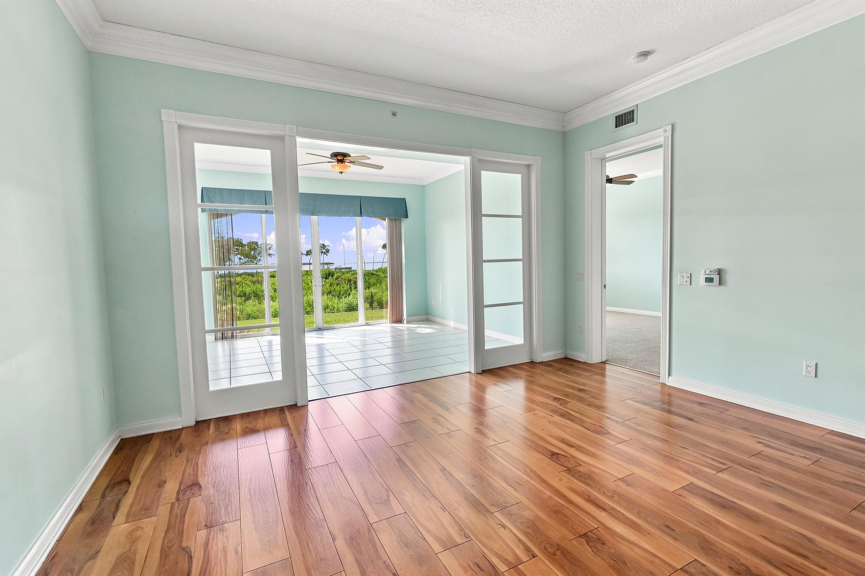 25 HARBOUR ISLE Drive W 104