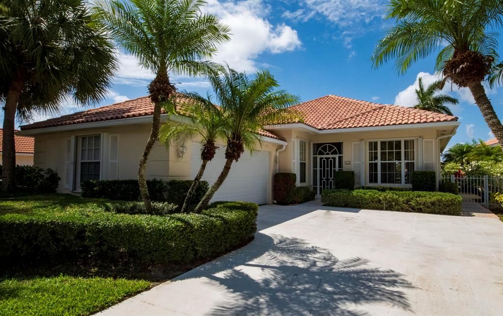 Photo of 538 E Tall Oaks Drive, Palm Beach Gardens, FL 33410 (MLS # R10746201)