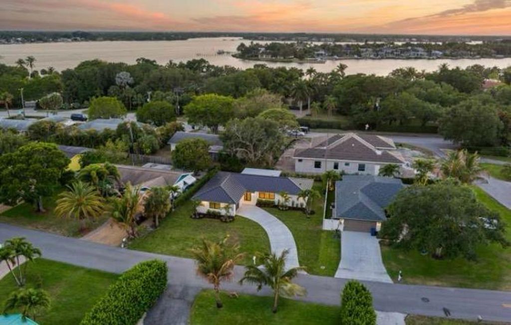 Photo of 128 W Norfolk Road, Jupiter, FL 33469 (MLS # B26056608)