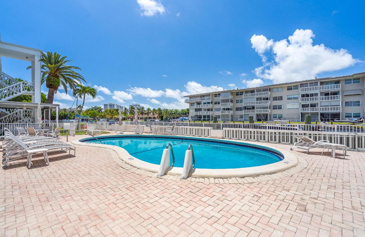 YORKDALES CARALLTON ISLE CONDO - Residential