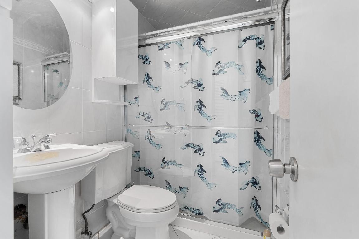 YORKDALES CARALLTON ISLE CONDO - Residential