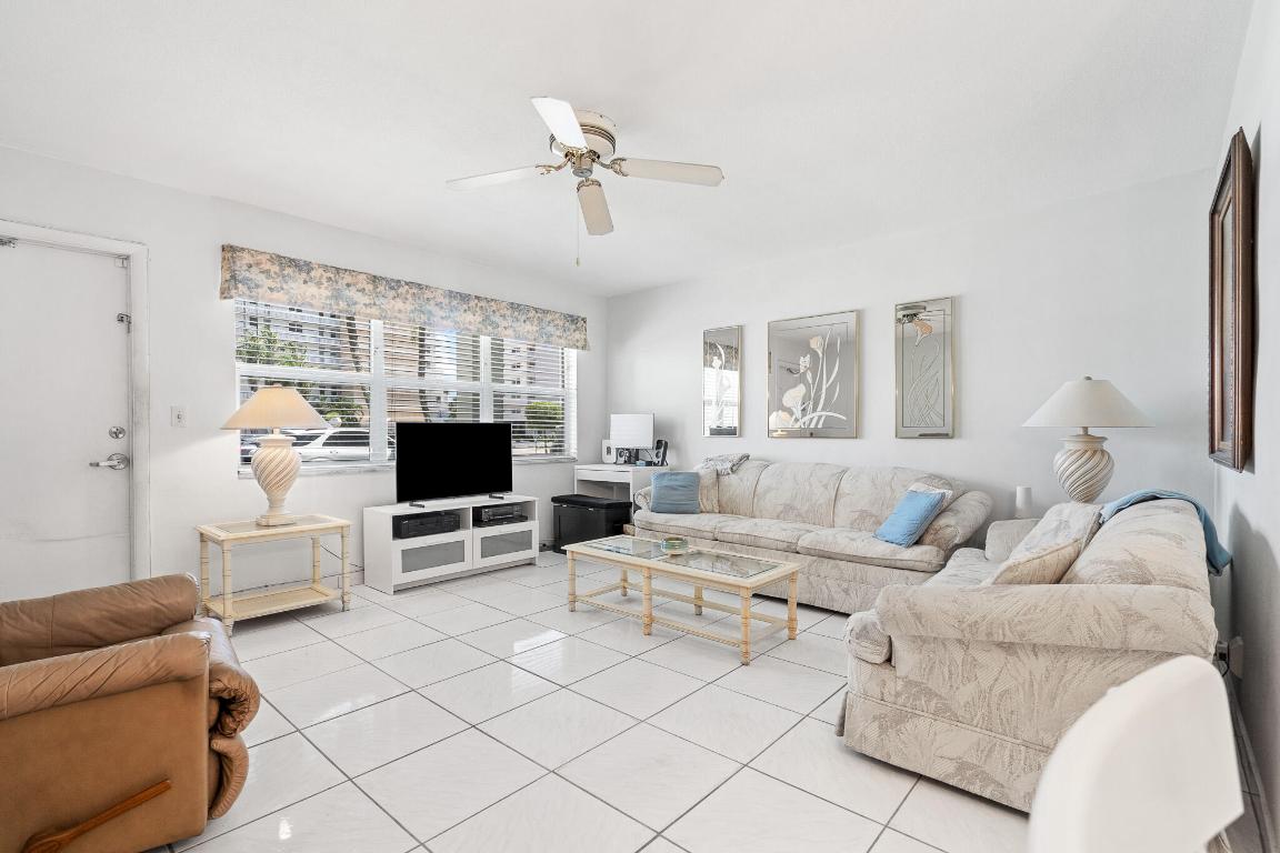 YORKDALES CARALLTON ISLE CONDO - Residential