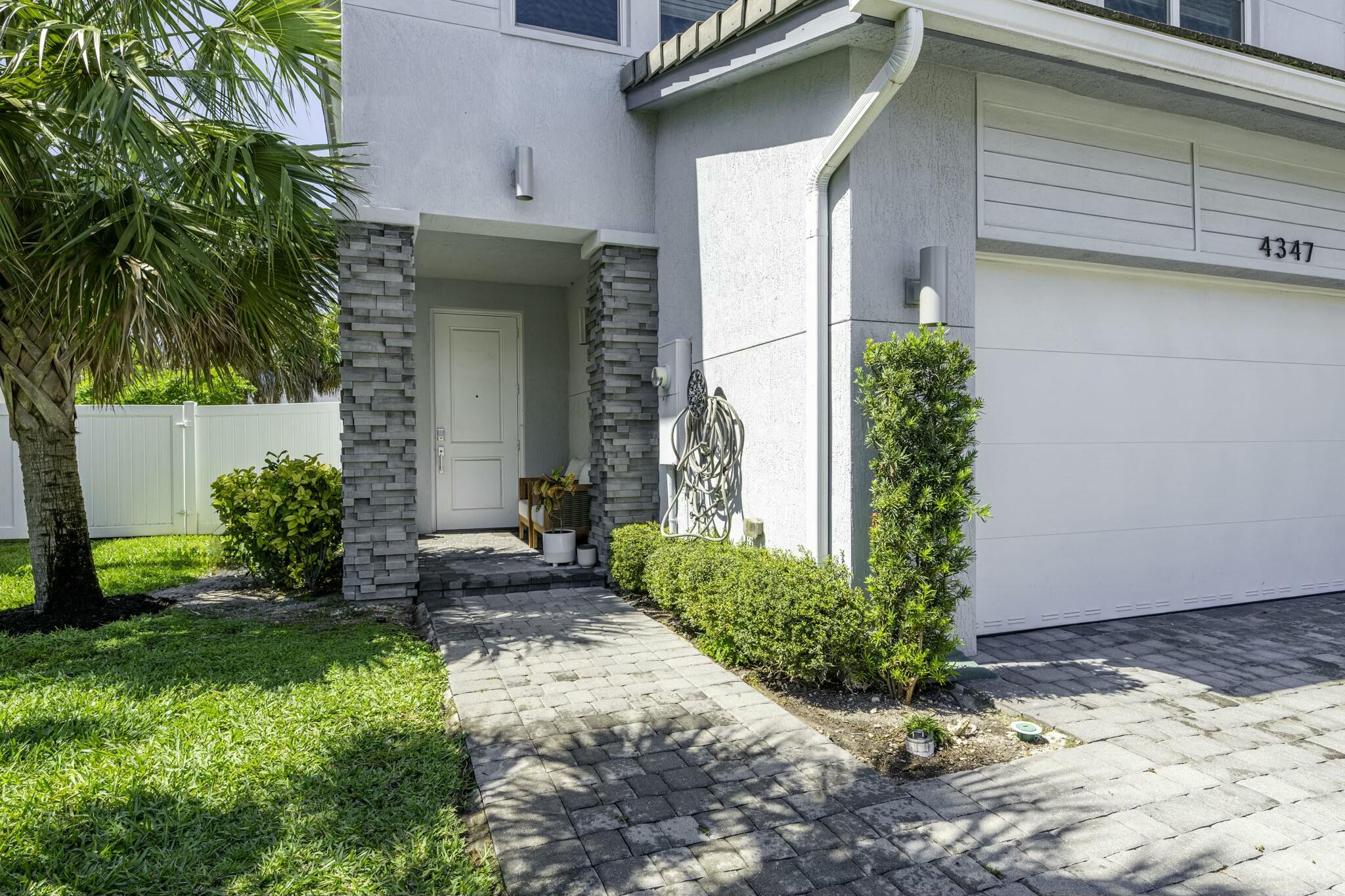 4347 Veleiros Avenue