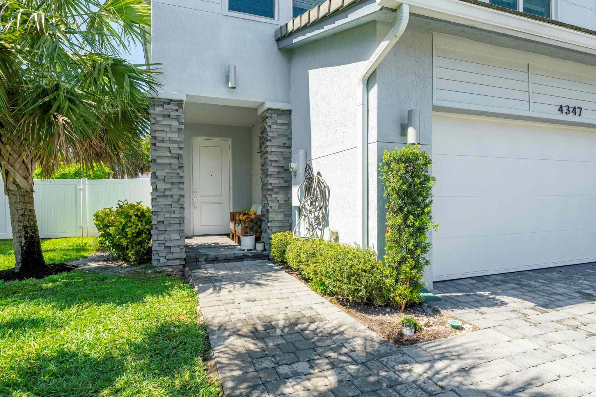 4347 Veleiros Avenue