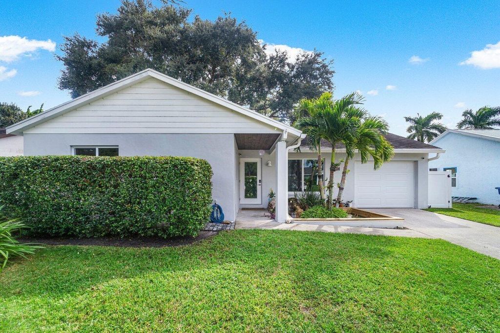 Photo of 125 Lakeside Circle, Jupiter, FL 33458 (MLS # R11027283)
