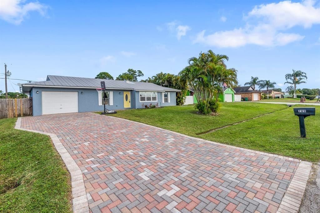 Photo of 709 SW Dorchester Street, Port Saint Lucie, FL 34983 (MLS # F10469248)