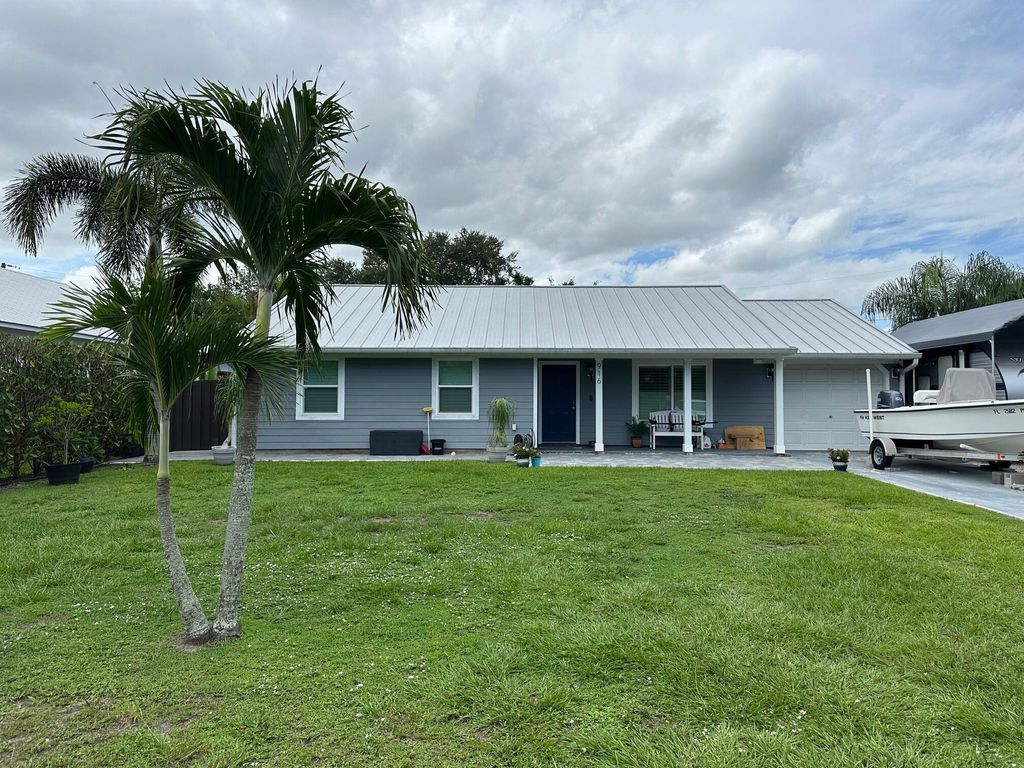 Photo of 916 SE 5th Street, Stuart, FL 34994 (MLS # R11168294)