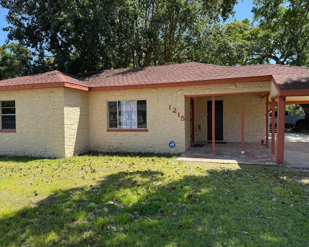 Photo of 1215 Georgia Avenue, Fort Pierce, FL 34950 (MLS # R11082669)