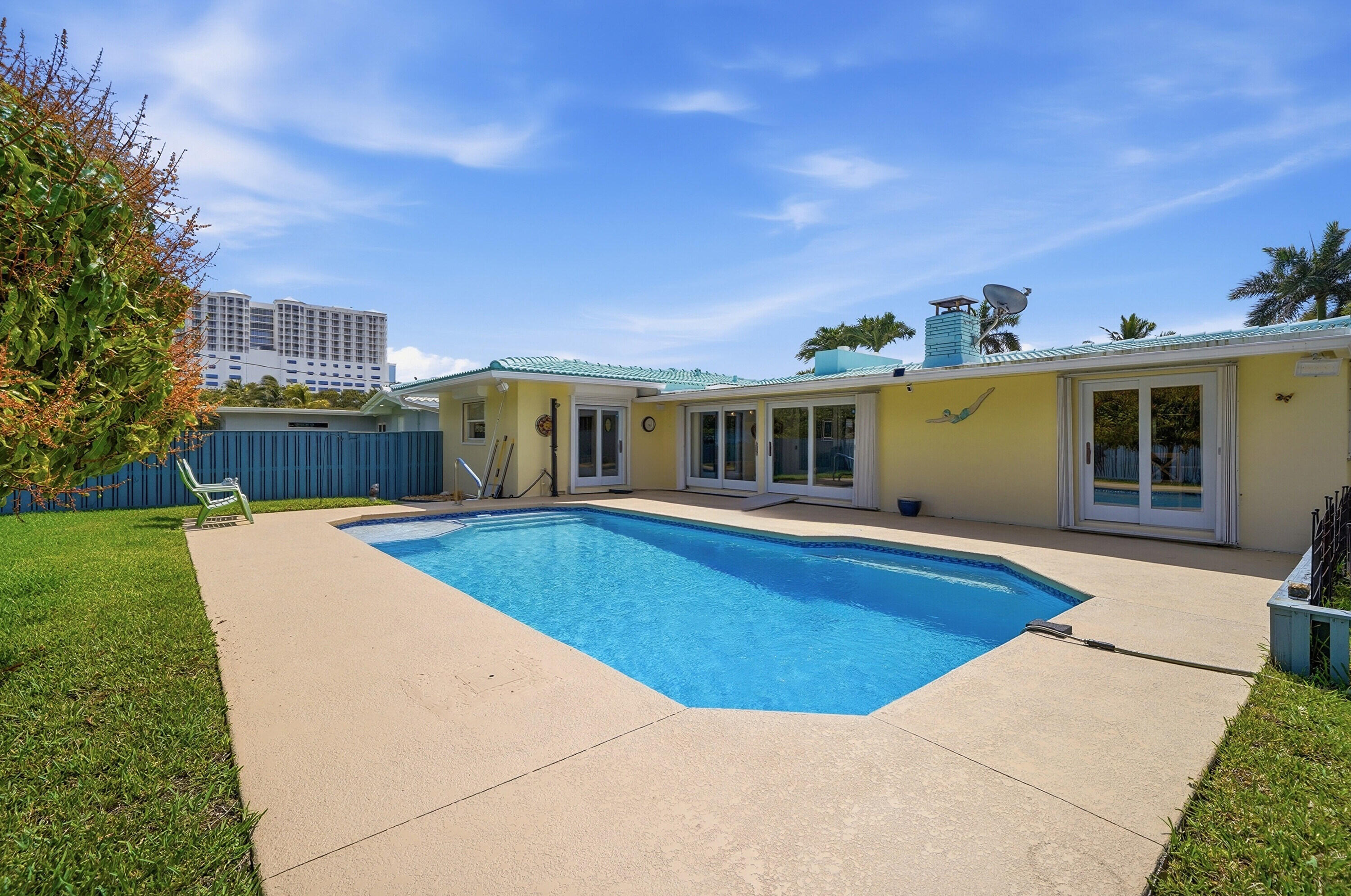 HOLLYWOOD LAKES SECTION - Residential