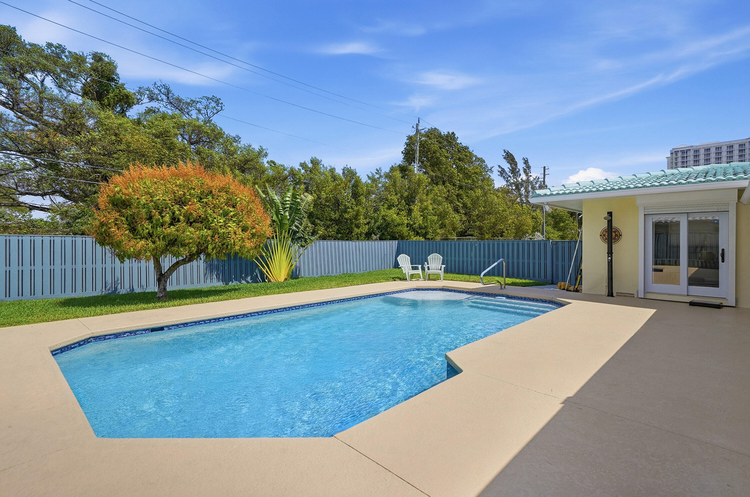 HOLLYWOOD LAKES SECTION - Residential