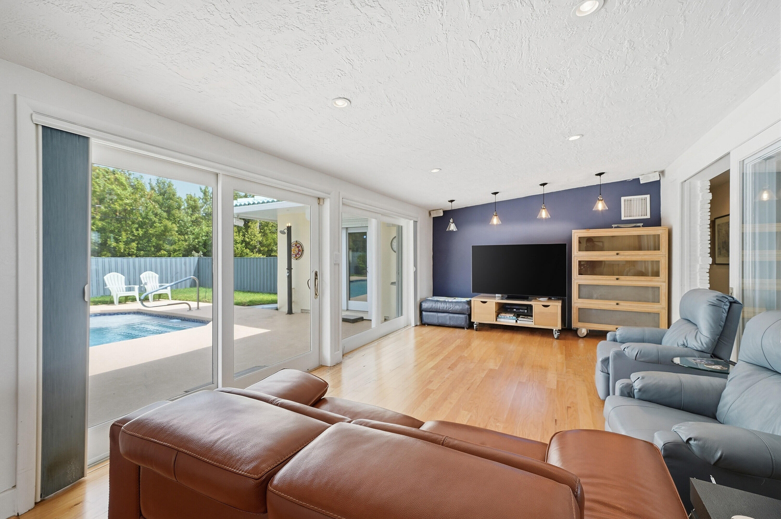 HOLLYWOOD LAKES SECTION - Residential