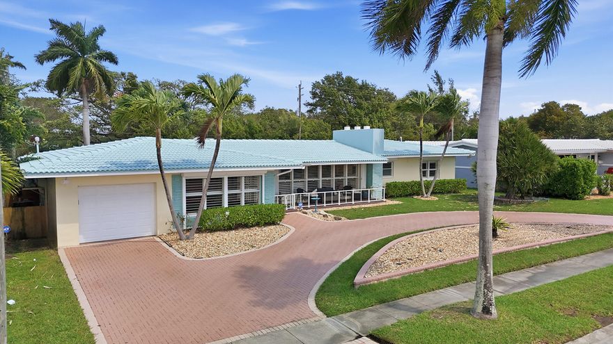 100' waterfront w/ amazing Intracoastal & Northlake view, ocean access, NFB, private dock, seawall being built, pool. Large 3200 SF, 3 bed 3 bath, double lot, 1 car garage, accordion shutters. Plantation shutters across front of home. Updated kitchen w/ light wood cabinets, Corian counters, swing out pantry, bathrooms redone. Marvin sliding doors in family room & bedroom. Air purifiers on both central A/C's filter out bacteria & germs. Primary bedroom w/ walk-in closet, Jacuzzi tub plus shower. Wiring & PVC piping inside & under house redone, also water line under street to dock. Hollywood's premier neighborhood nestled between Ft. Lauderdale & Miami, bike to famous Hollywood Beach & Broadwalk, near Downtown Hollywood, shopping, cafes, Gulfstream Park, highways, 15 minutes to Airport.