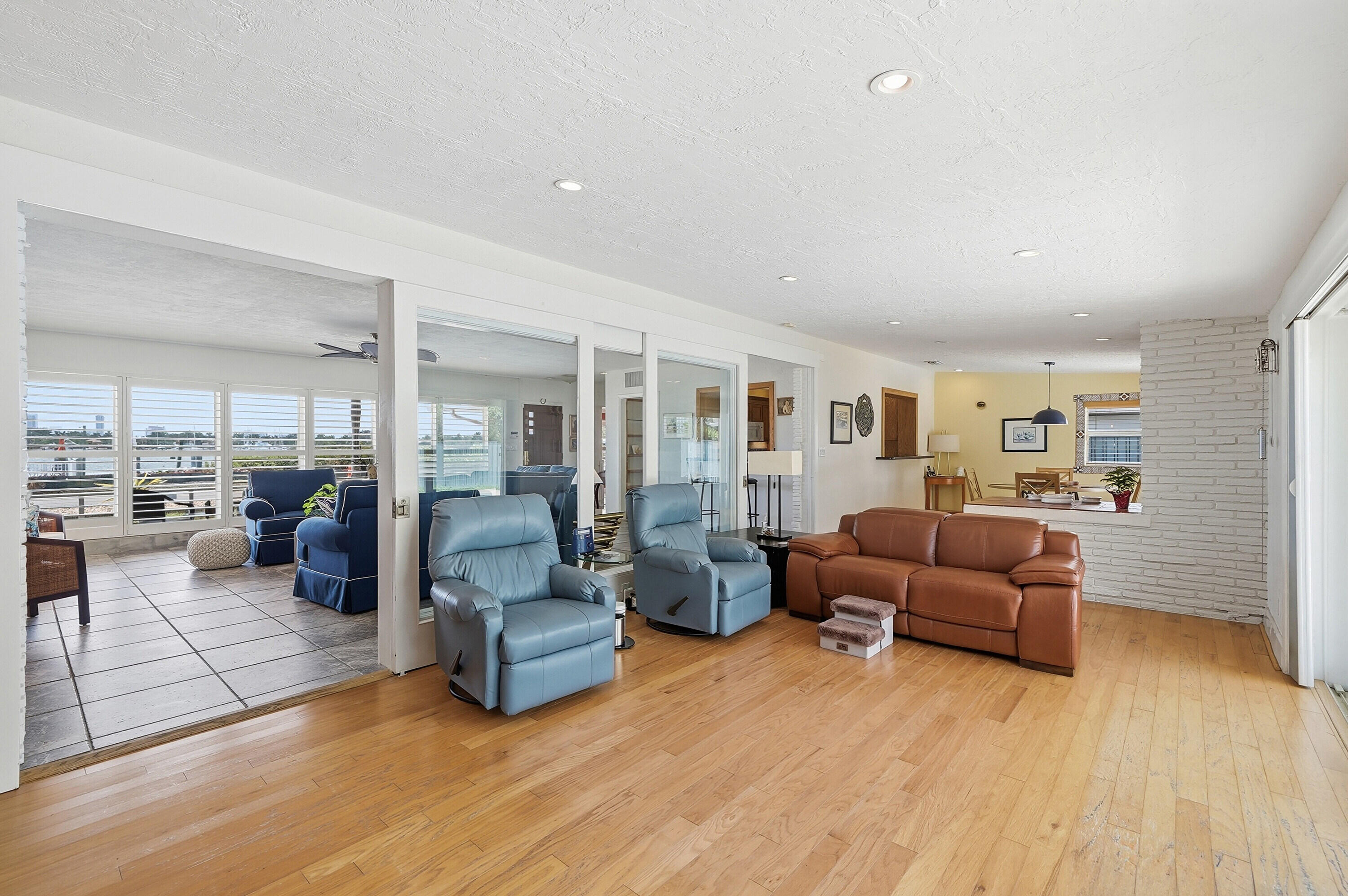 HOLLYWOOD LAKES SECTION - Residential