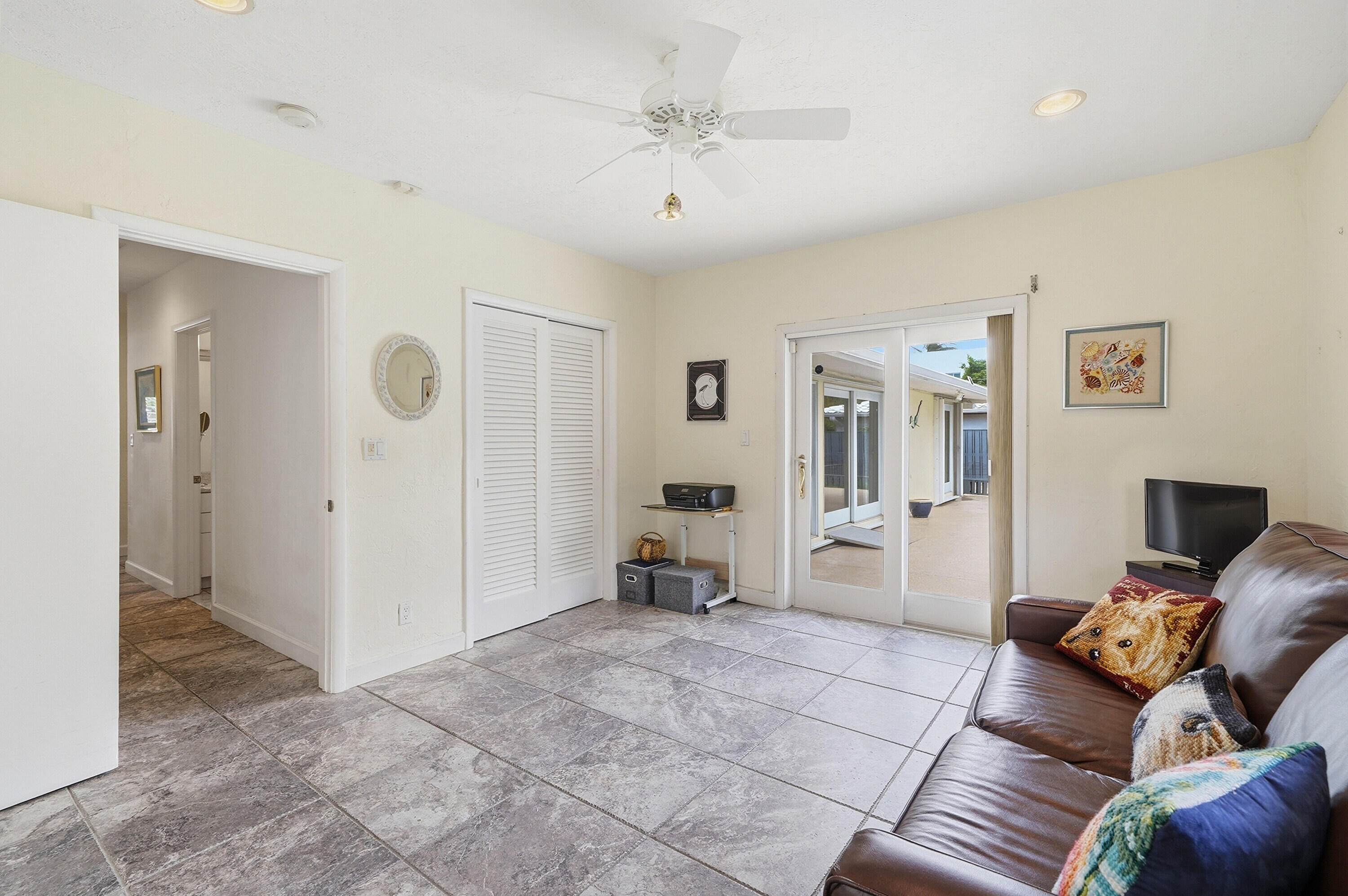 HOLLYWOOD LAKES SECTION - Residential