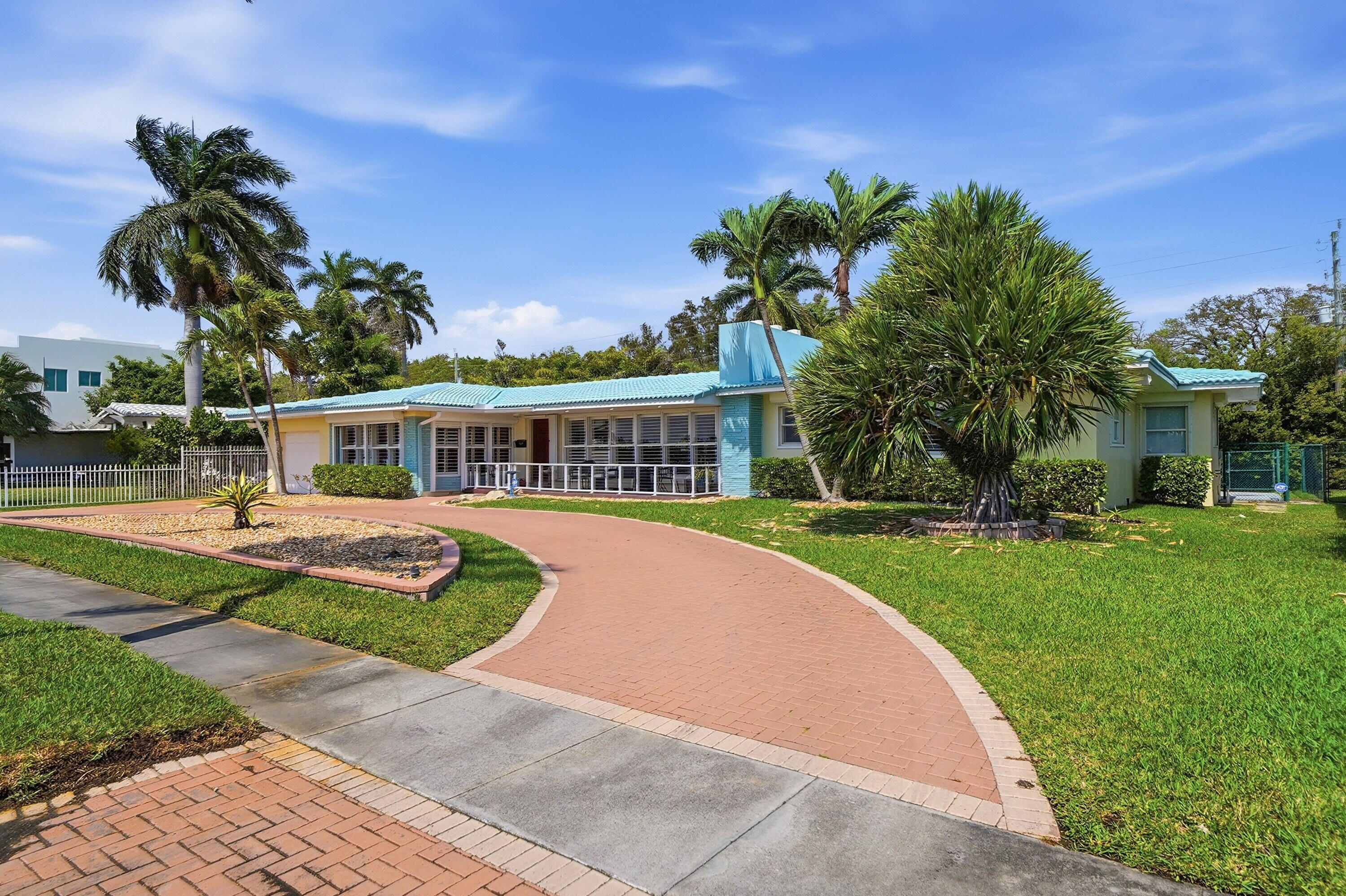 HOLLYWOOD LAKES SECTION - Residential