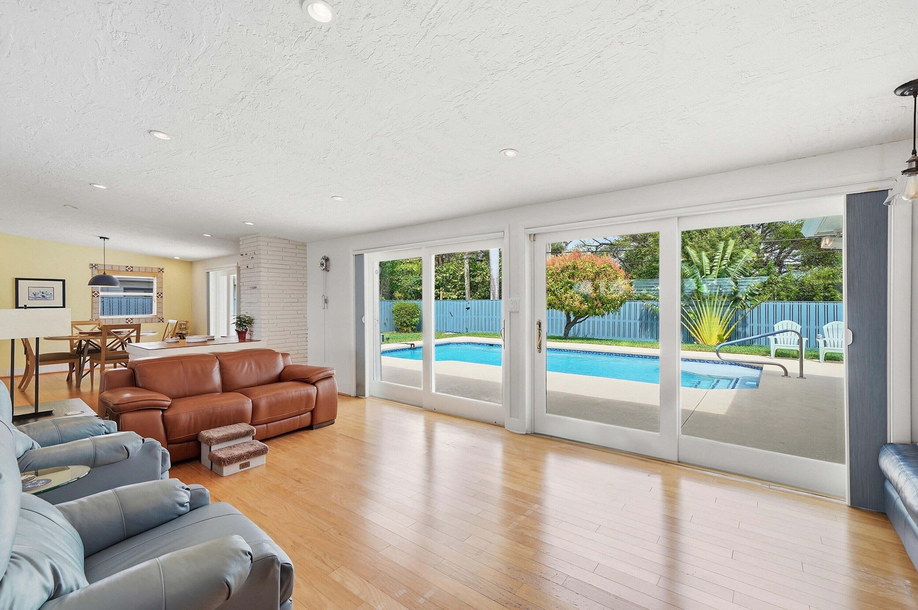 HOLLYWOOD LAKES SECTION - Residential