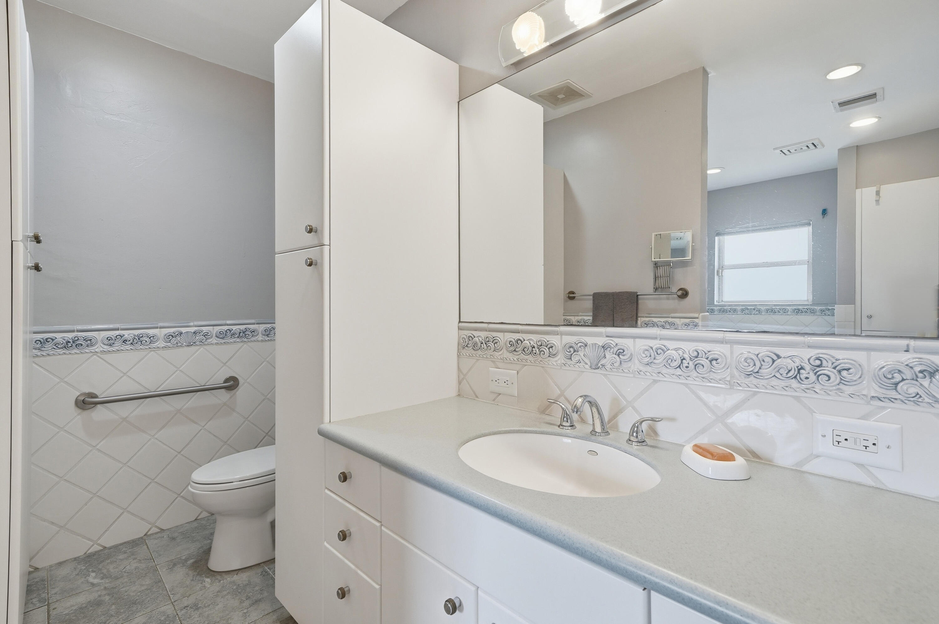 HOLLYWOOD LAKES SECTION - Residential