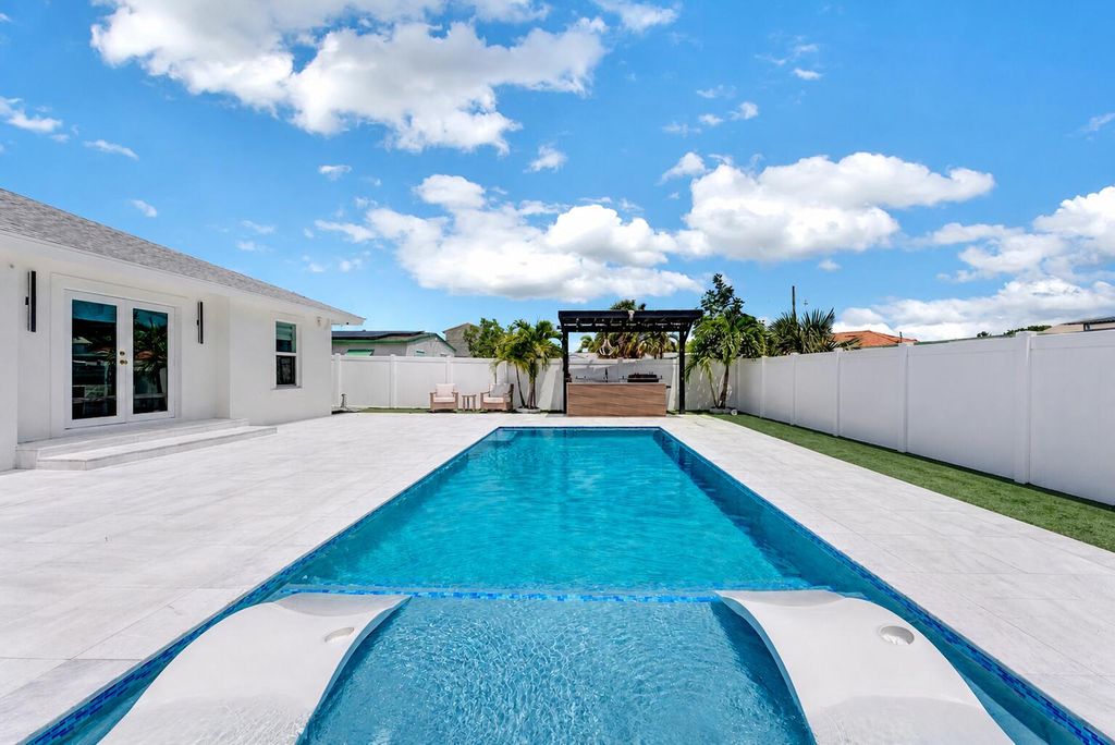 Photo of 413 SW 15th Avenue, Delray Beach, FL 33444 (MLS # B26024699)
