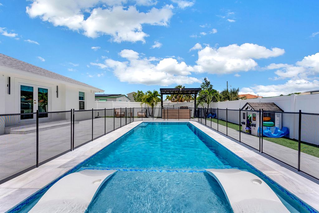 Photo of 413 SW 15th Avenue, Delray Beach, FL 33444 (MLS # B26024699)