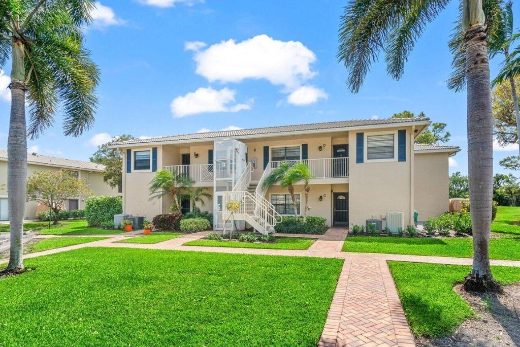 Photo of 9 Stratford Drive #D, Boynton Beach, FL 33436 (MLS # R11072940)