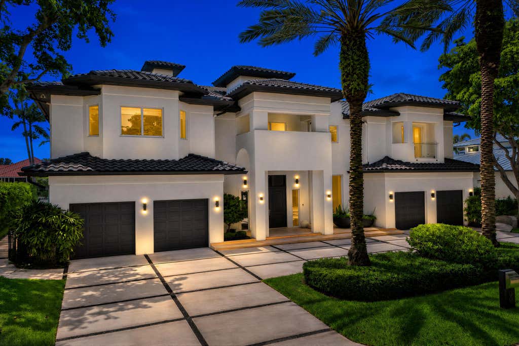 Photo of 30 S COMPASS Drive, Fort Lauderdale, FL 33308 (MLS # B26066692)