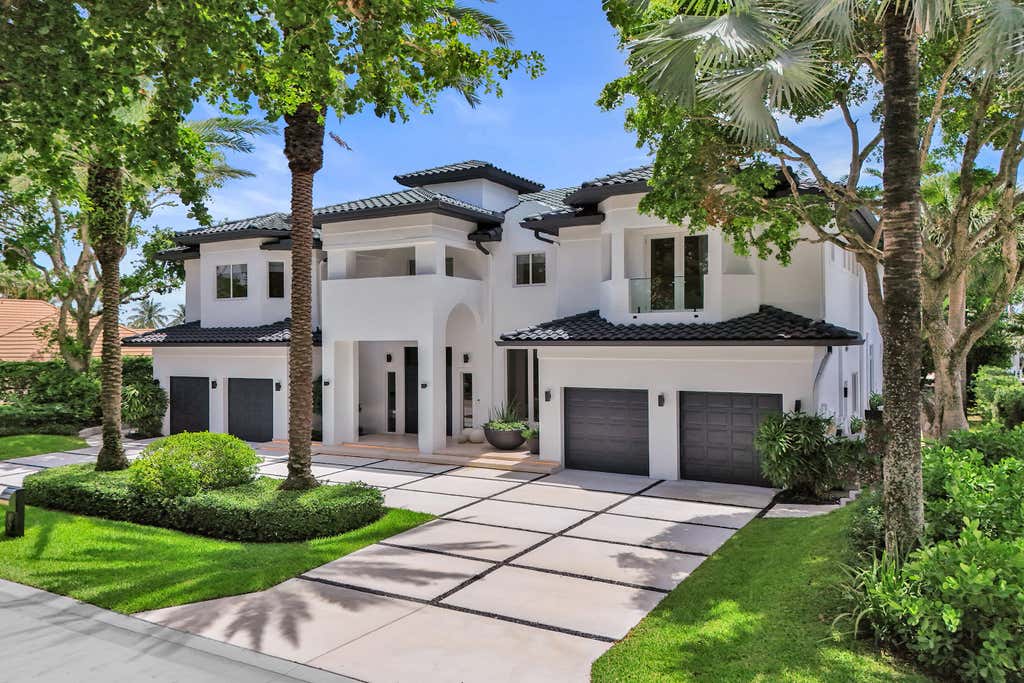 Photo of 30 S COMPASS Drive, Fort Lauderdale, FL 33308 (MLS # B26066692)