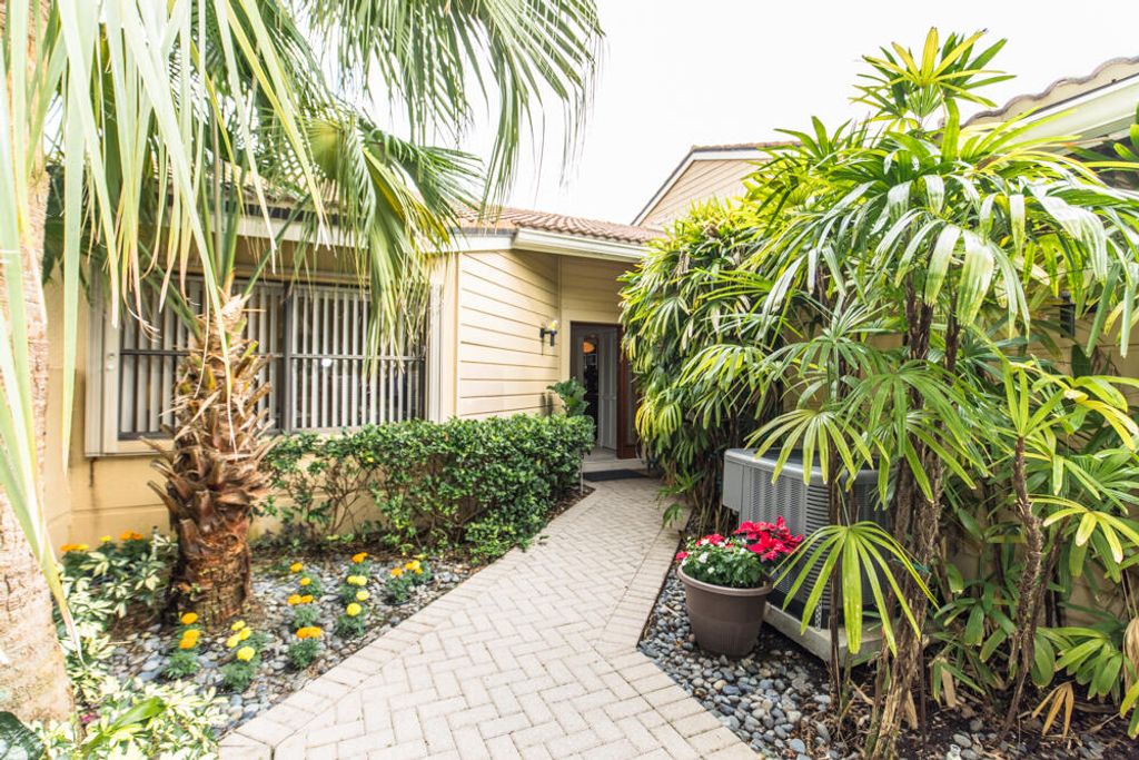 Photo of 463 Prestwick Circle, Palm Beach Gardens, FL 33418 (MLS # R10976888)