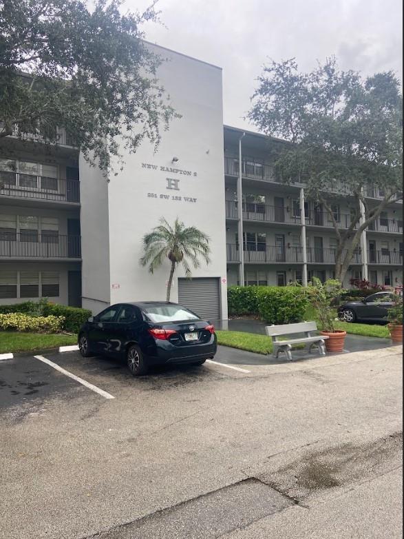 1 BED 1 .5 BATH CONDO IN CENTURY VILLAGE, A 55+ COMMUNITY, CENTRALLY LOCATED, LOTS OF COMMUNITY AMENITIES, UNIT NEED TO BE UPDATED