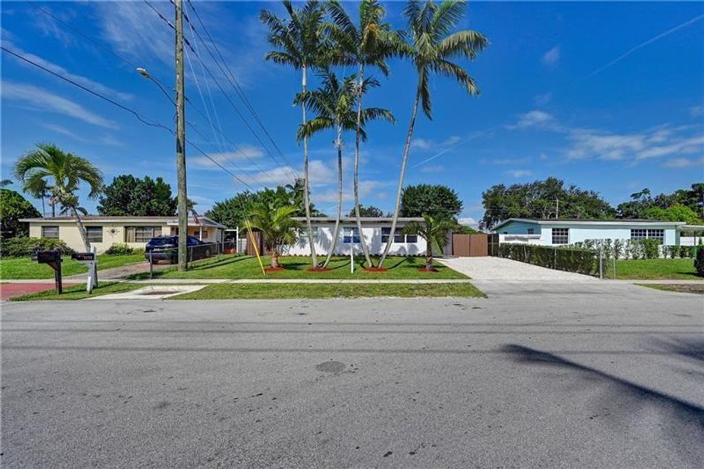 Photo of 5521 SW 39 Street, Davie, FL 33314 (MLS # F10506491)