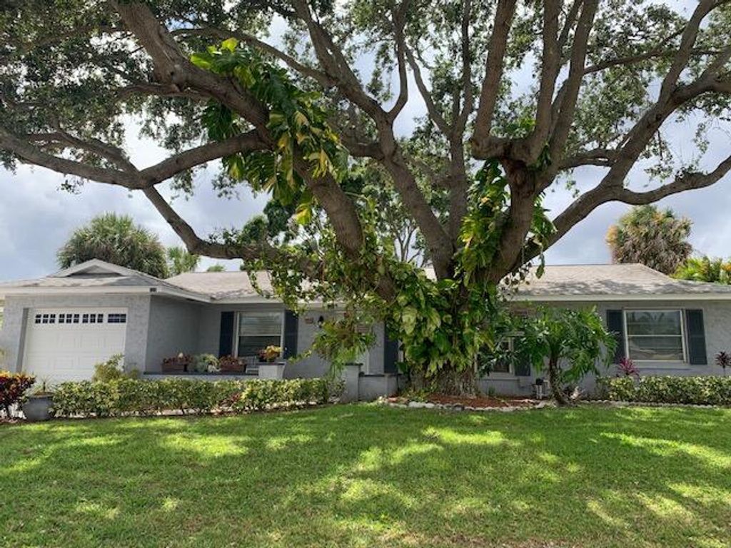 Photo of 214 Circle East, Jupiter, FL 33458 (MLS # R10798698)