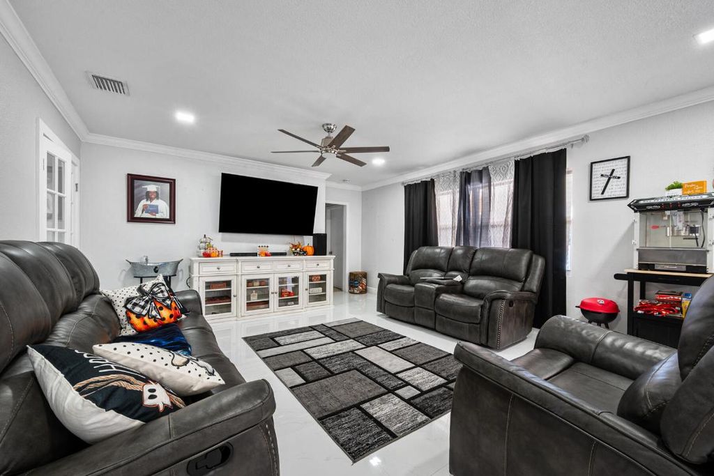 Photo of 334 SE Avenue I, Belle Glade, FL 33430 (MLS # R11029881)