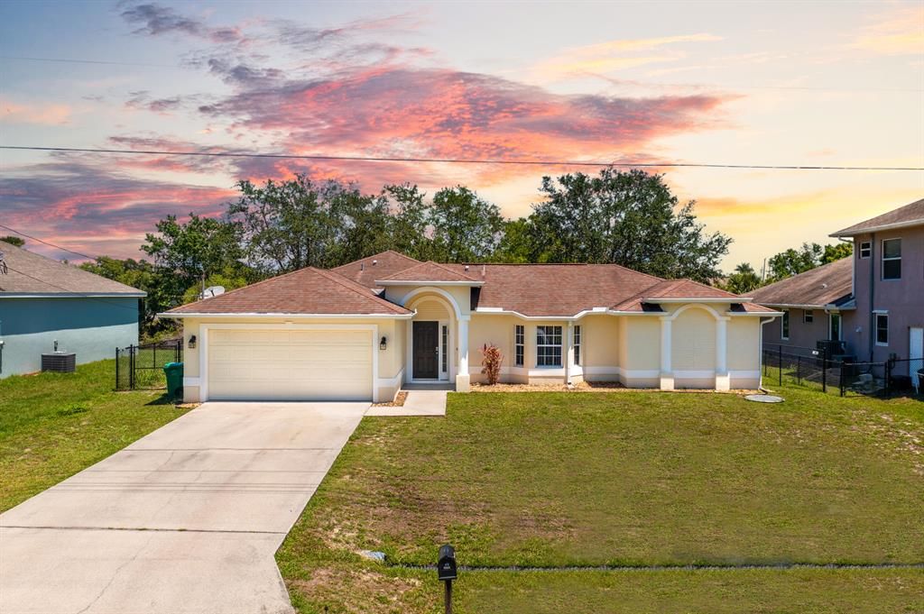 Photo of 425 SE Glenwood Drive, Port St Lucie, FL 34984 (MLS # R10883005)