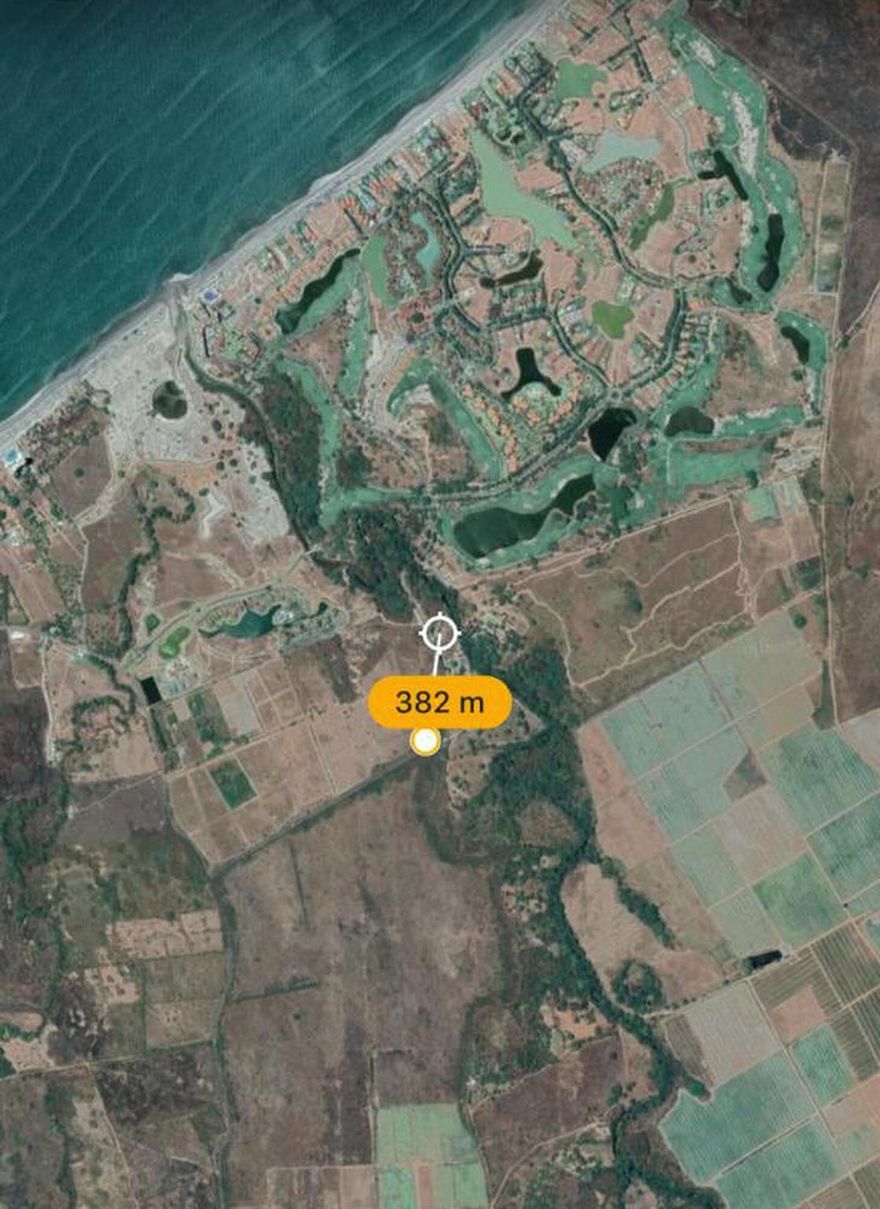 242 acres/110 hectaresLocated between Santa Monica, Buenaventura, andPlaya Blanca.Near various restaurants and tourist attractionsDevelopment Ready98 acresof sod grassFree and clear to buildPreviously used to grow watermelons & LycheePrimeLocationIdeally situated near popular restaurants, shops,and tourist attractionsJust 0.5 miles from one of Buenaventura'spremier beach resorts, a top destination forinternational visitorsOnly 500 meters (0.5 km) from the Pan-American(International American) Highway, offering directINVESTMENTOPPORTUNITY